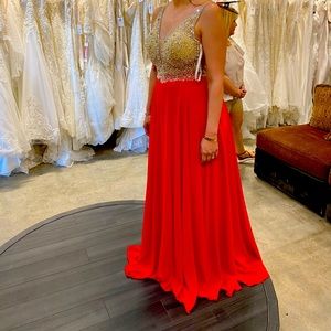 I’m selling a party dress size 6, brand jovani, is red